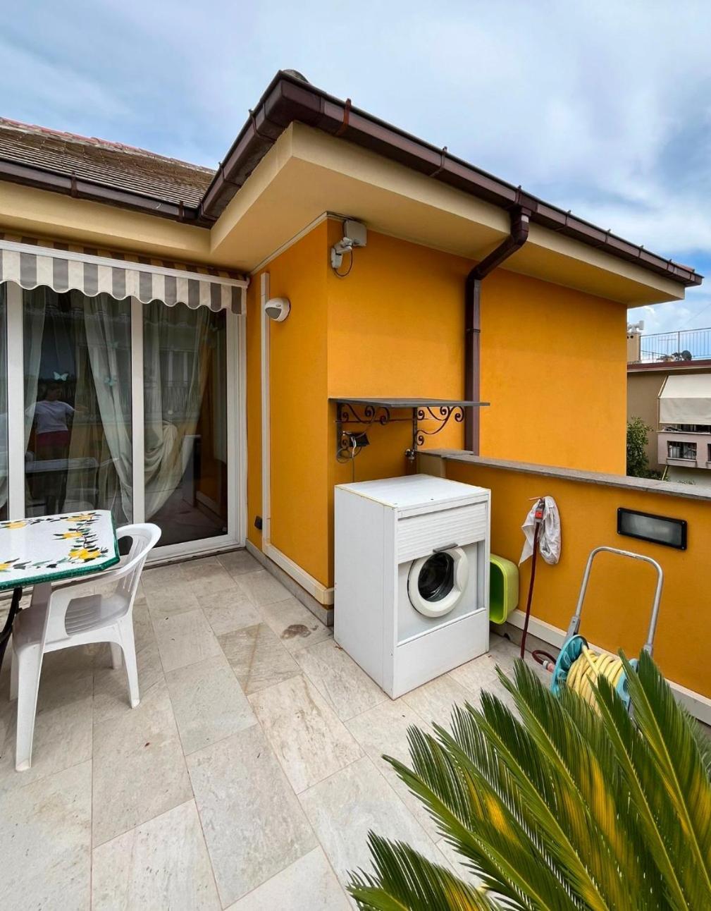 La Casa Gialla Apartment *